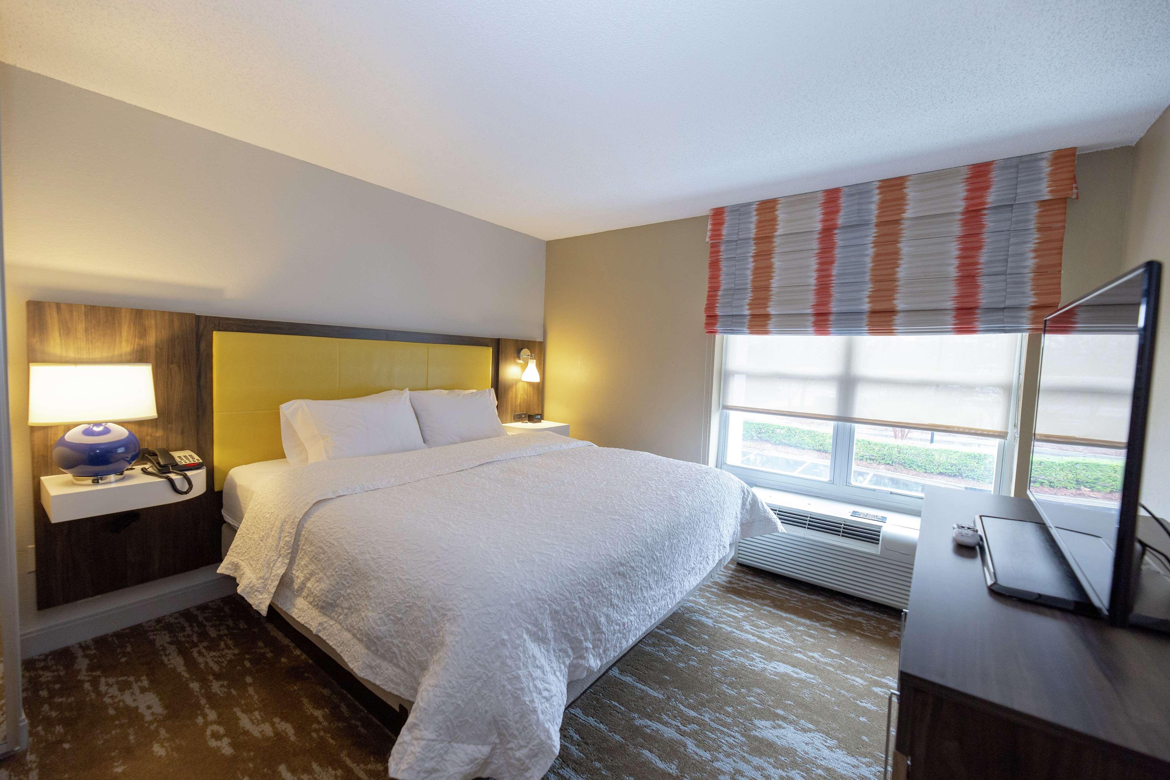 Hampton Inn & Suites Raleigh Cary Lenovo Center Экстерьер фото