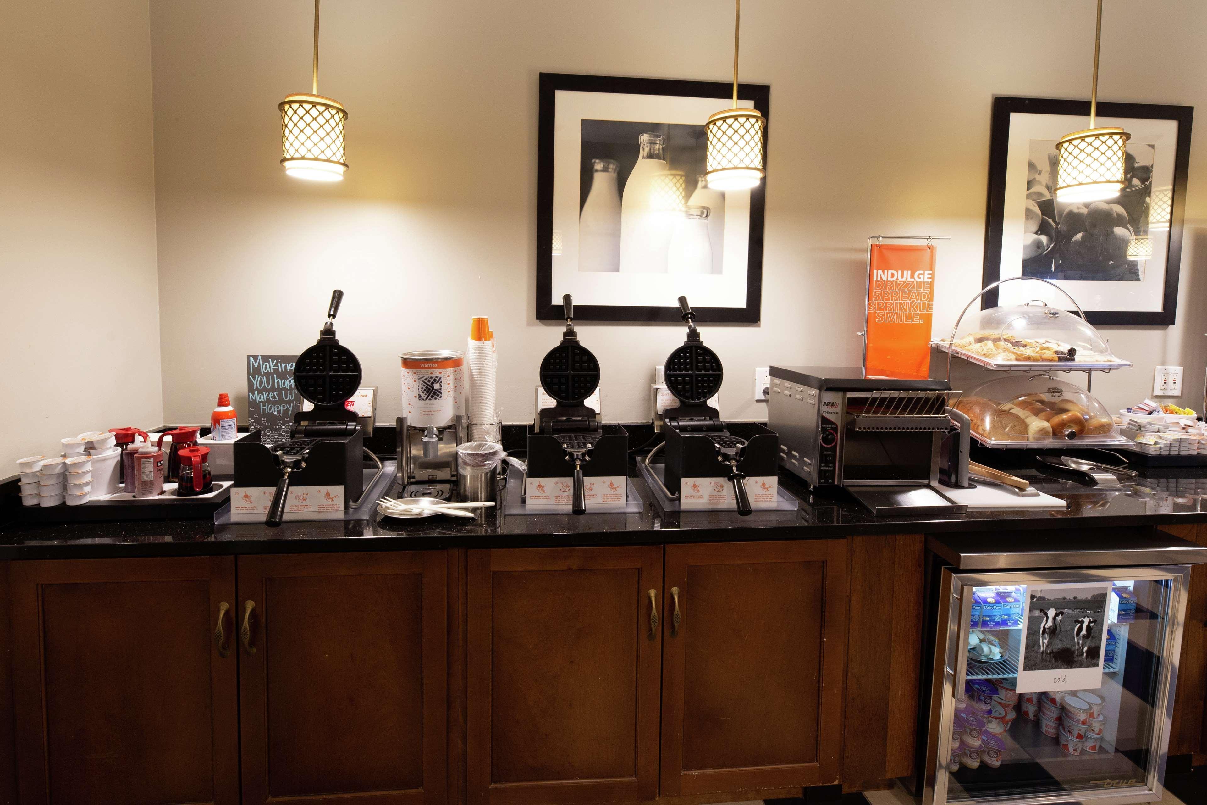 Hampton Inn & Suites Raleigh Cary Lenovo Center Экстерьер фото