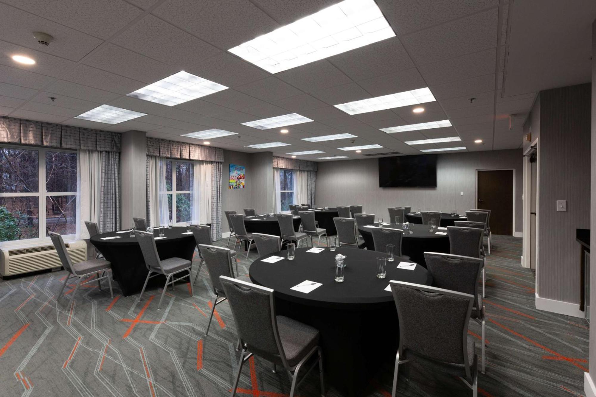 Hampton Inn & Suites Raleigh Cary Lenovo Center Экстерьер фото