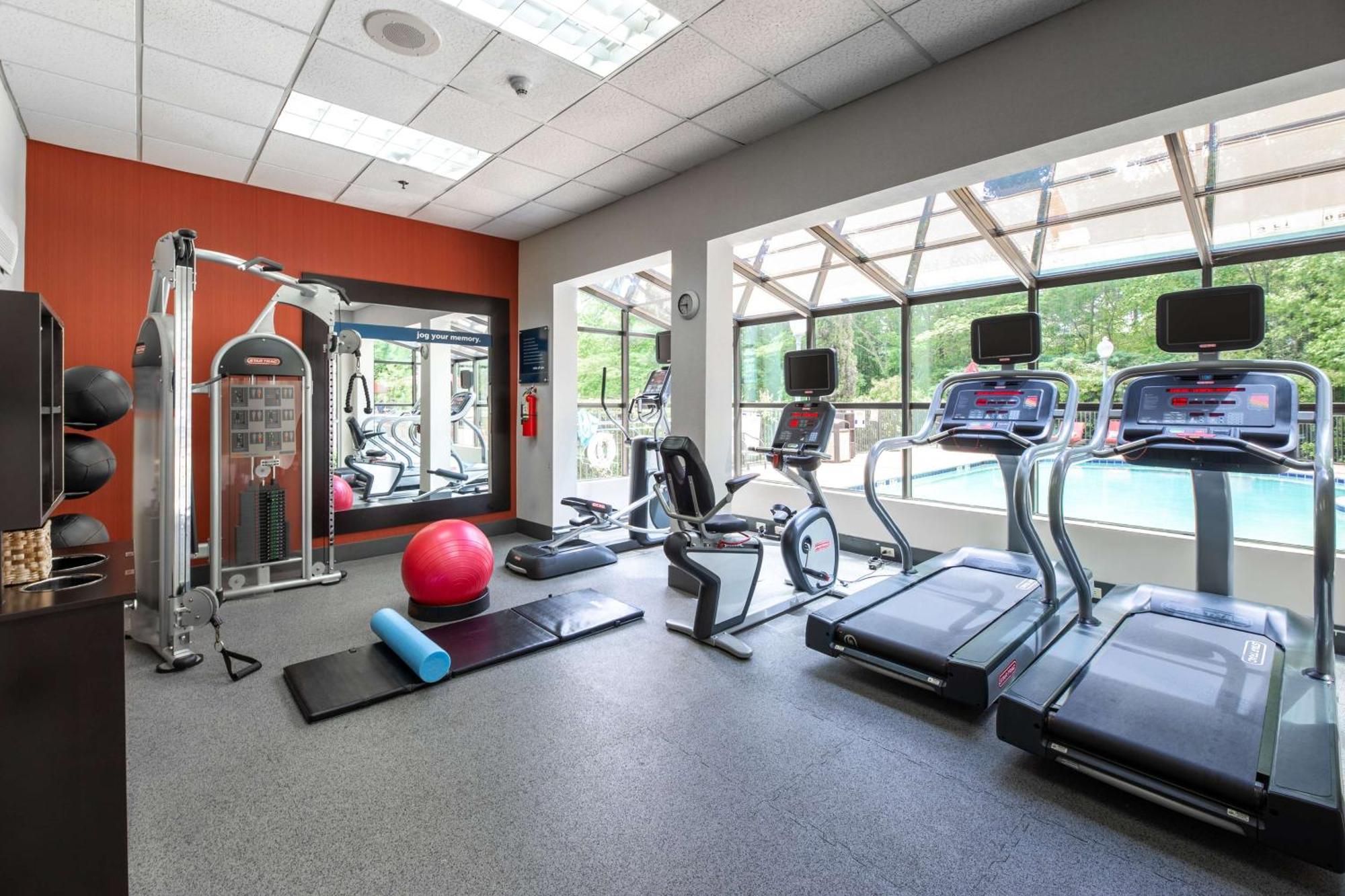 Hampton Inn & Suites Raleigh Cary Lenovo Center Экстерьер фото